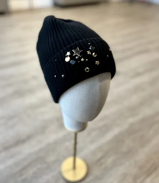 Czarna wełniana czapka z kryształkami i gwiazdkami.