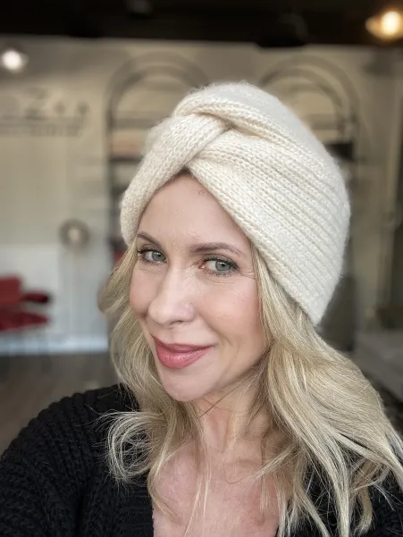 Czapka wełniana, włochata turban kremowa, waniliowa. Czapka wełniana, włochata turban kremowa, waniliowa.