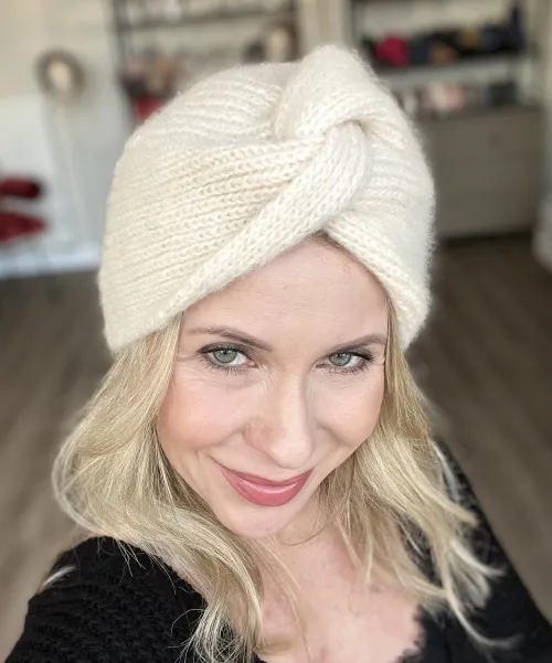 Czapka wełniana, włochata turban kremowa, waniliowa. Czapka wełniana, włochata turban kremowa, waniliowa.