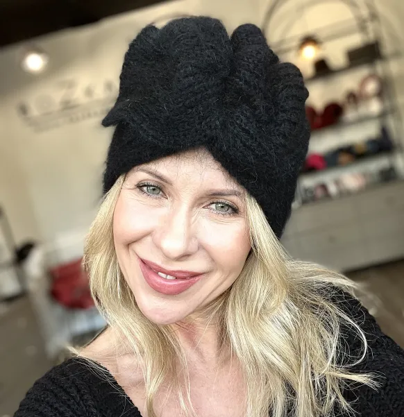 Szeroka, wełniana opaska damska na głowę elegancka zdobiona. Szeroka, wełniana opaska damska na głowę elegancka zdobiona.