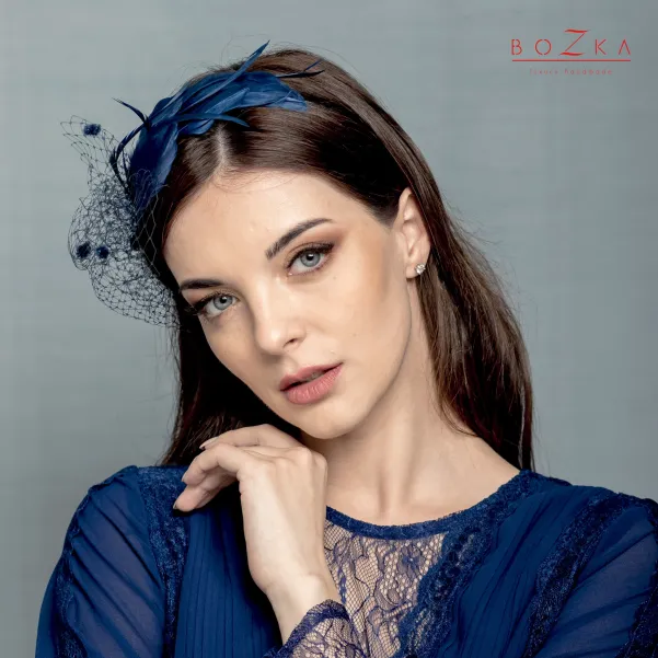 Granatowa ozdoba do włosów z piórkami  i z woalką.