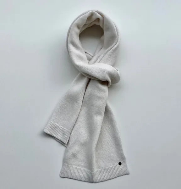 Szal zimowy, wełniano-kaszmirowy, który miękko otuli szyję. Ten długi szal z naturalnym składem jest ciepły i miły. Szal zimowy, wełniano-kaszmirowy, który miękko otuli szyję. Ten długi szal z naturalnym składem jest ciepły i miły.