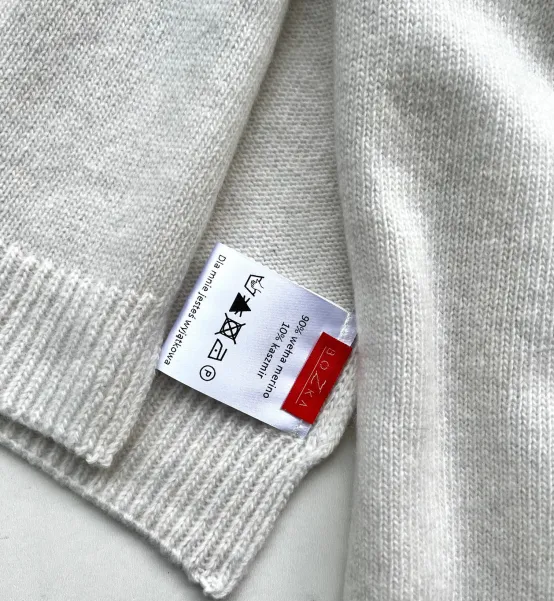 Szal zimowy, wełniano-kaszmirowy, który miękko otuli szyję. Ten długi szal z naturalnym składem jest ciepły i miły. Szal zimowy, wełniano-kaszmirowy, który miękko otuli szyję. Ten długi szal z naturalnym składem jest ciepły i miły.