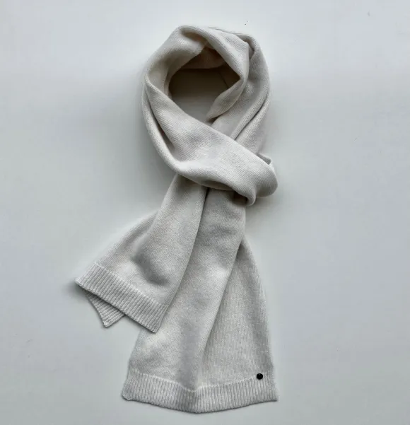 Szal zimowy, wełniano-kaszmirowy, który miękko otuli szyję. Ten długi szal z naturalnym składem jest ciepły i miły. Szal zimowy, wełniano-kaszmirowy, który miękko otuli szyję. Ten długi szal z naturalnym składem jest ciepły i miły.