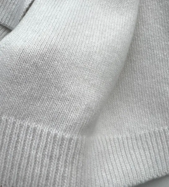 Szal zimowy, wełniano-kaszmirowy, który miękko otuli szyję. Ten długi szal z naturalnym składem jest ciepły i miły. Szal zimowy, wełniano-kaszmirowy, który miękko otuli szyję. Ten długi szal z naturalnym składem jest ciepły i miły.