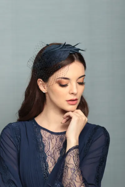 Granatowa ozdoba do włosów z piórkami  i z woalką.