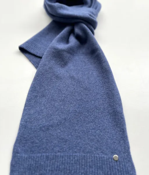 Szal niebieski, długi, ciepły wełna z kaszmirem. Szal niebieski, długi, ciepły wełna z kaszmirem.