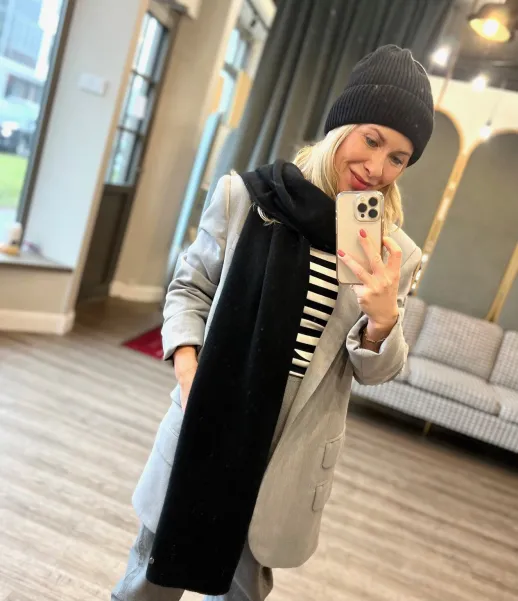 Komplet wełniano kaszmirowy, czarna czapka z szalikiem.