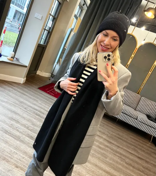 Komplet wełniano kaszmirowy, czarna czapka z szalikiem.