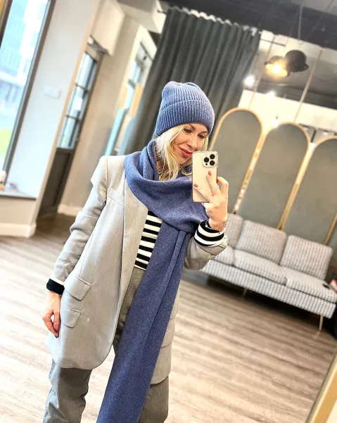 Zimowy wełniany set niebieska czapka z szalem.