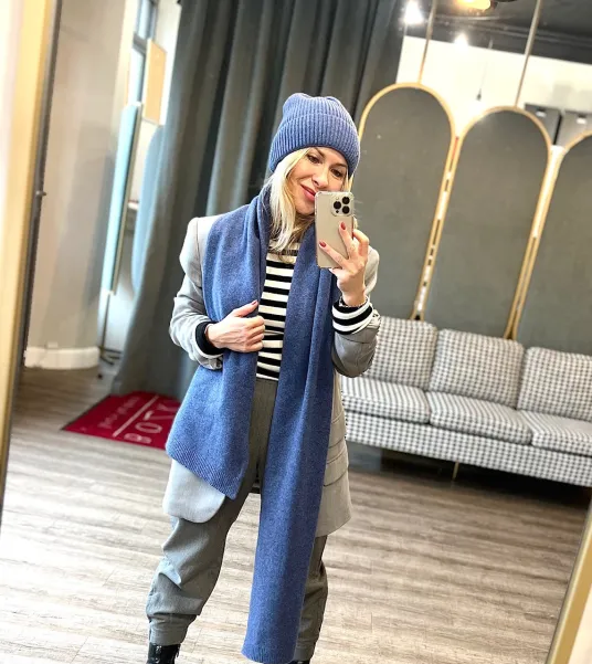 Zimowy wełniany set niebieska czapka z szalem.