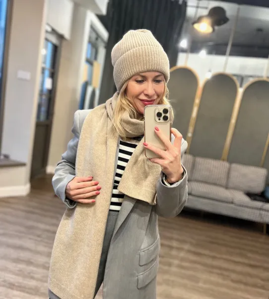 Beżowy wełniany komplet szal + czapka. Beżowy wełniany komplet szal + czapka.