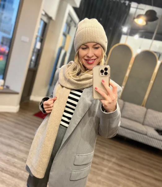 Beżowy wełniany komplet szal + czapka. Beżowy wełniany komplet szal + czapka.