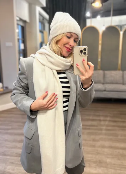 Czapka z szalikiem na zimę z wełny i kaszmiru, kremowy komplet. Czapka z szalikiem na zimę z wełny i kaszmiru, kremowy komplet.