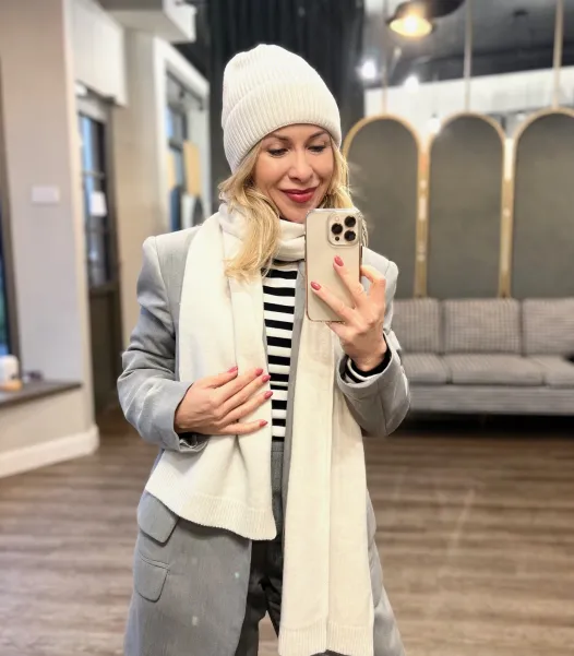 Czapka z szalikiem na zimę z wełny i kaszmiru, kremowy komplet. Czapka z szalikiem na zimę z wełny i kaszmiru, kremowy komplet.