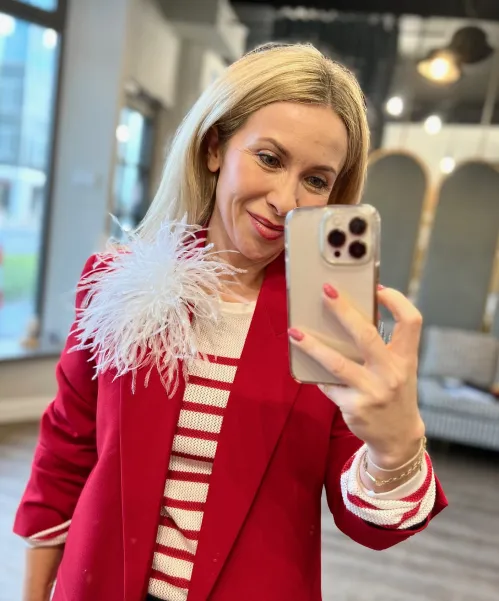 Broszka i fascynator w jednym z kremowych piór.