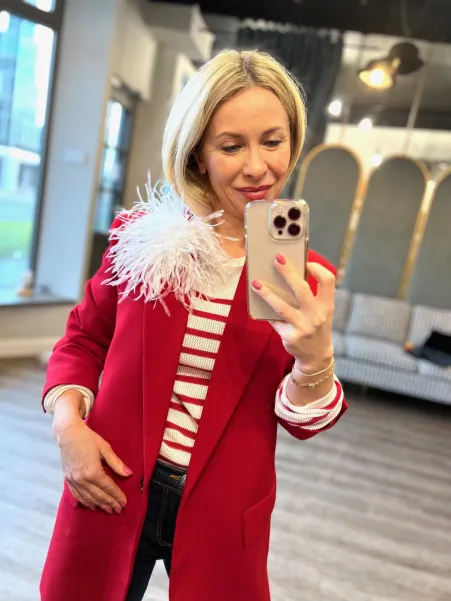 Broszka i fascynator w jednym z kremowych piór.