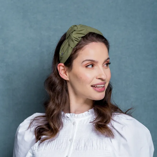 Oliwkowa kreszowana opaska z wiązaniem z boku.