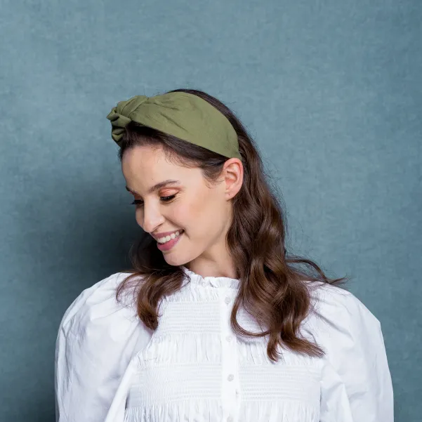 Oliwkowa kreszowana opaska z wiązaniem z boku.