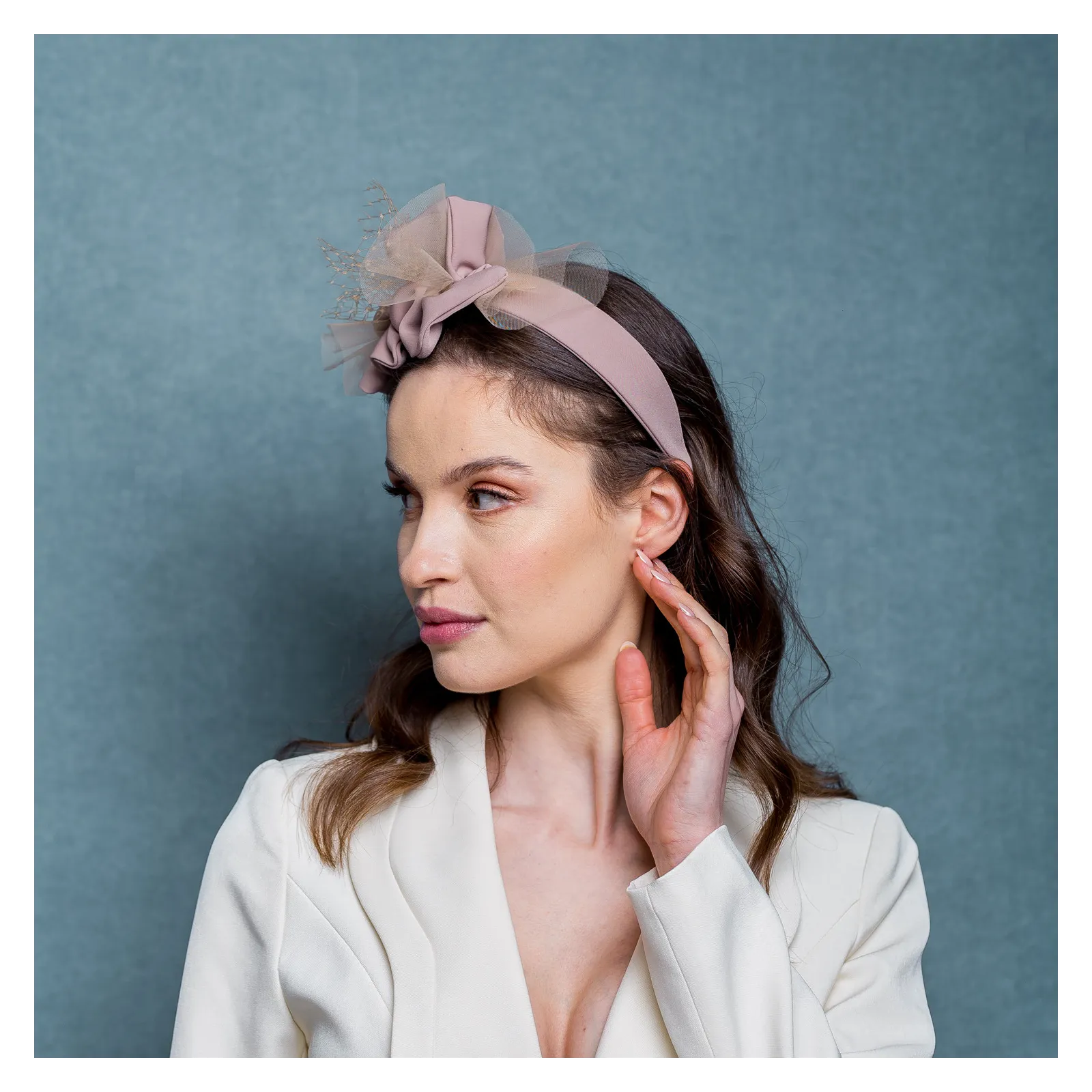 Nowoczesny stroik do włosów na opasce beż nude.