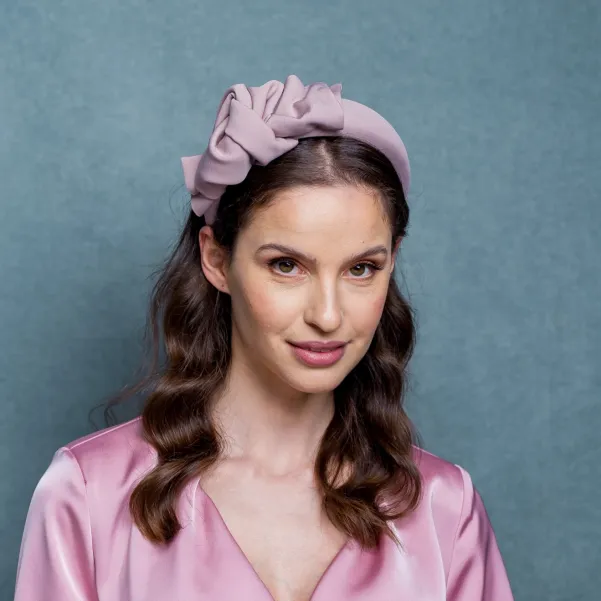 Gruba opaska z kokardą brudny róż.