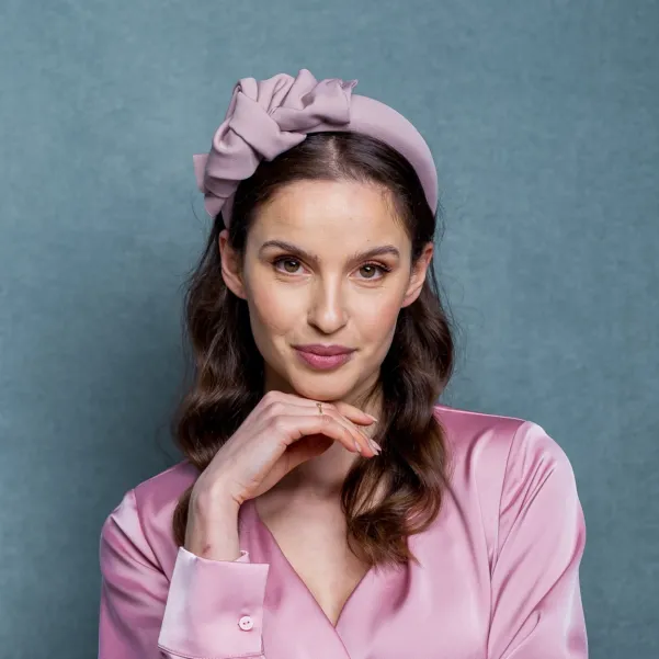 Gruba opaska z kokardą brudny róż.