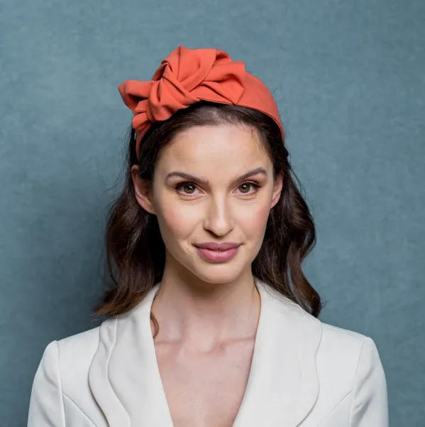 Kobieca opaska damska z kokardą letnia pomarańcza. Kobieca opaska damska z kokardą letnia pomarańcza.