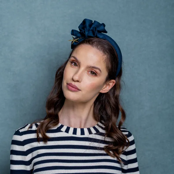 Lniana granatowa opaska z rozgwiazdą.