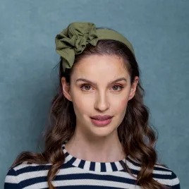 Opaska do włosów zielona oliwka z ozdobą.