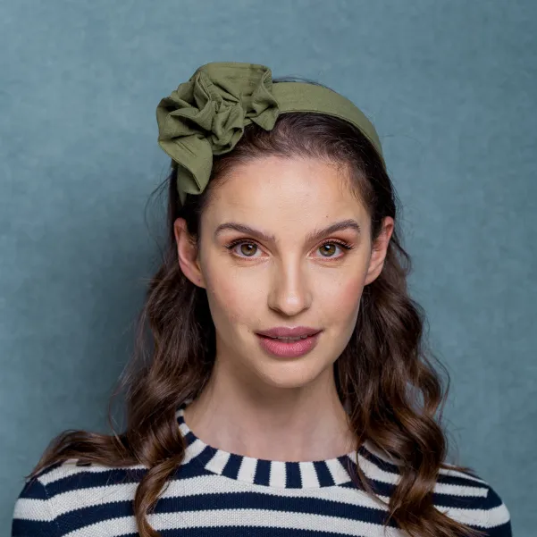 Opaska do włosów zielona oliwka z ozdobą.