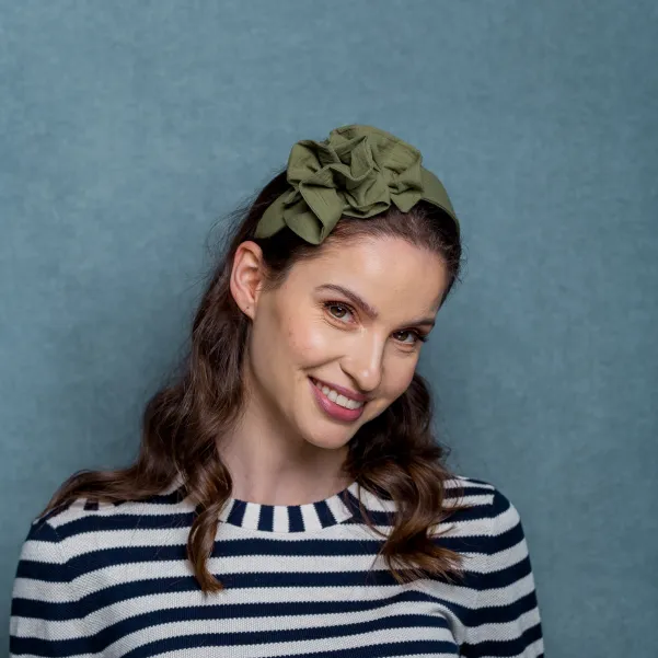 Opaska do włosów zielona oliwka z ozdobą.