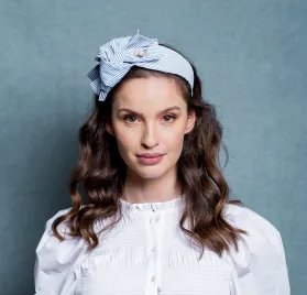 Szeroka opaska w paseczki z kokardą i muszelkami.