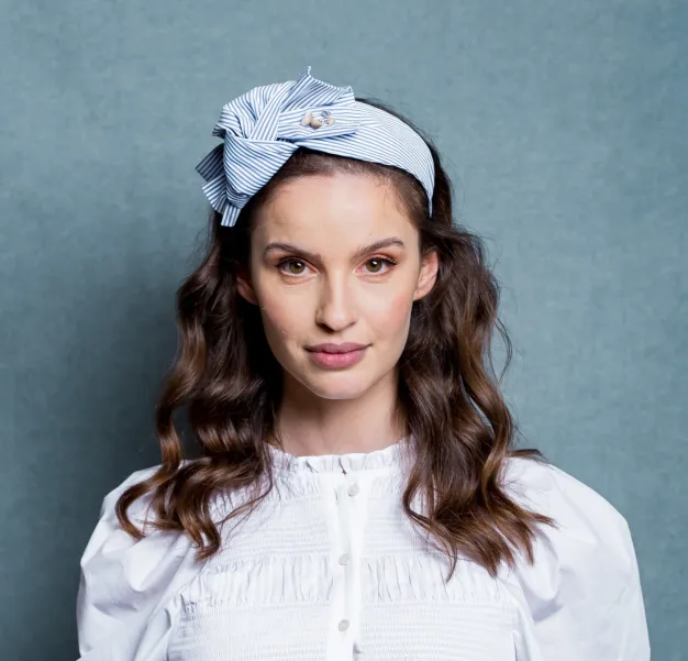 Szeroka opaska w paseczki z kokardą i muszelkami.