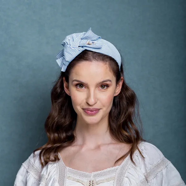 Szeroka opaska w paseczki z kokardą i muszelkami.