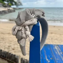 Opaska lniana boho z muszlami w naturalnym beżu.