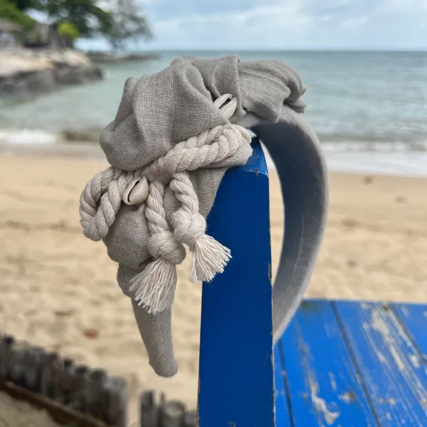 Opaska lniana boho z muszlami w naturalnym beżu.