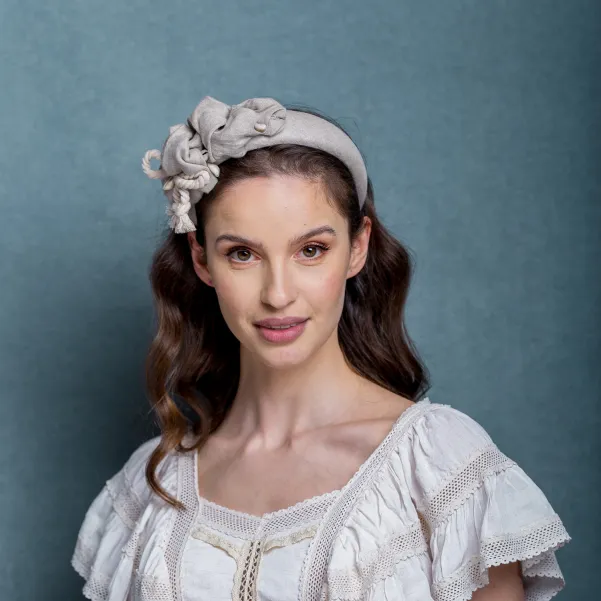 Opaska lniana boho z muszlami w naturalnym beżu.