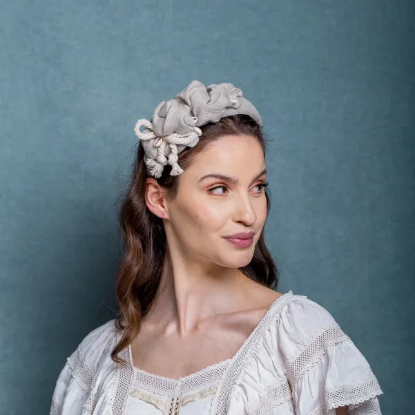 Opaska lniana boho z muszlami w naturalnym beżu.