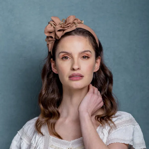 Lniana opaska z ozdobnym sznurem nude.