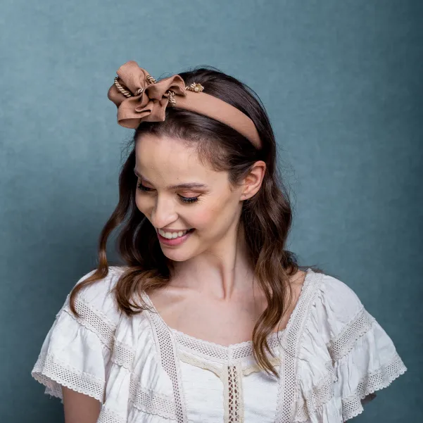 Lniana opaska z ozdobnym sznurem nude.