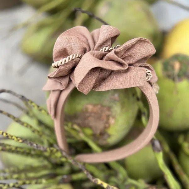 Lniana opaska z ozdobnym sznurem nude.