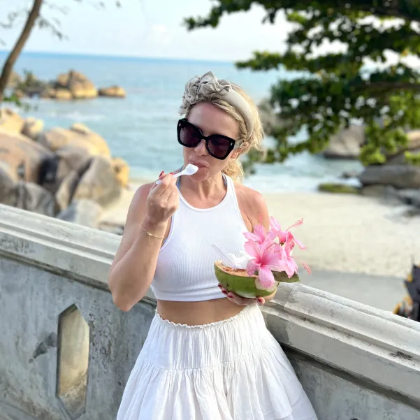 Opaska lniana boho z muszlami w naturalnym beżu.