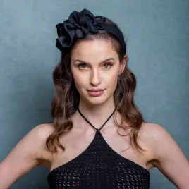 Czarna lniana opaska boho z ozdobą.