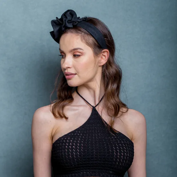 Czarna lniana opaska boho z ozdobą.