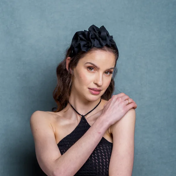 Czarna lniana opaska boho z ozdobą.