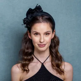 Czarna gruba lniana wakacyjna opaska z rafią.