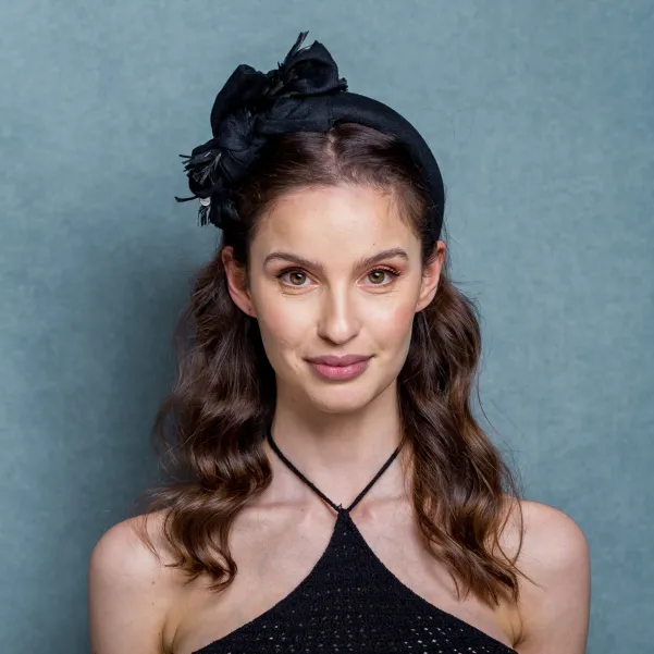 Czarna gruba lniana wakacyjna opaska z rafią.