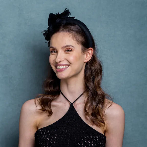 Czarna gruba lniana wakacyjna opaska z rafią.