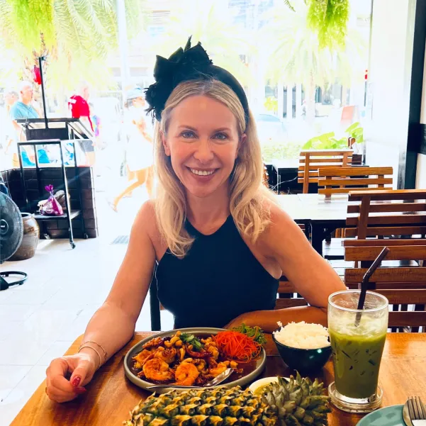 Czarna gruba lniana wakacyjna opaska z rafią.