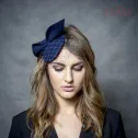 Granatowy filcowy nowoczesny stroik na głowę z kokardą i z woalką.